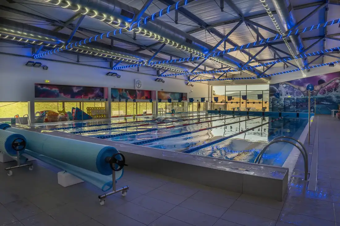 Vista d'insieme della piscina semiolimpionica con illuminazione blu